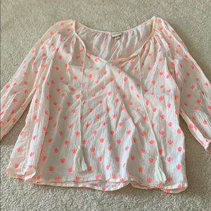 Light and fun blouse.